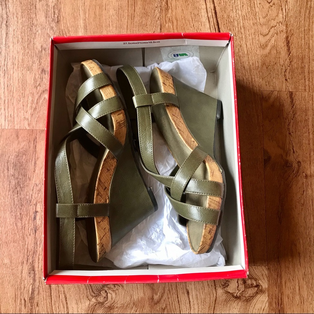 NEW Aerosoles Green Wedge Heel Sandals Size 8